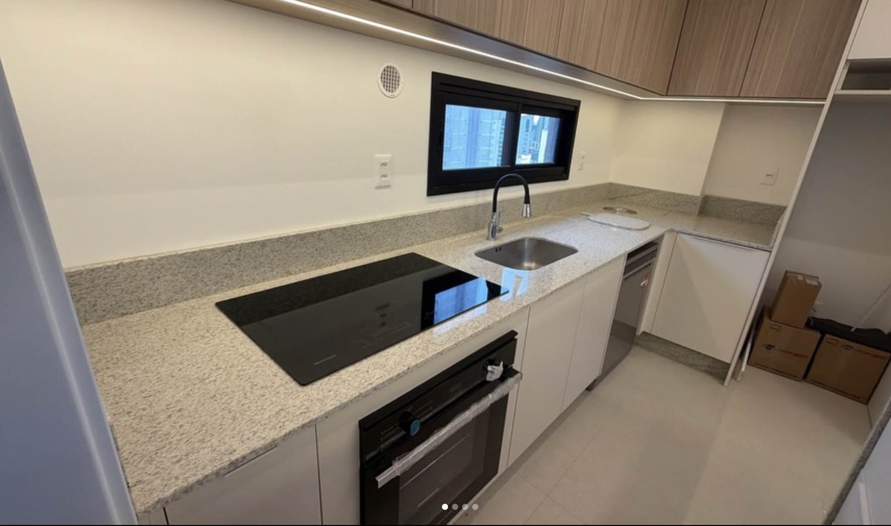 Cozinha compacta com bancada em granito claro - projeto Cia do Mármore