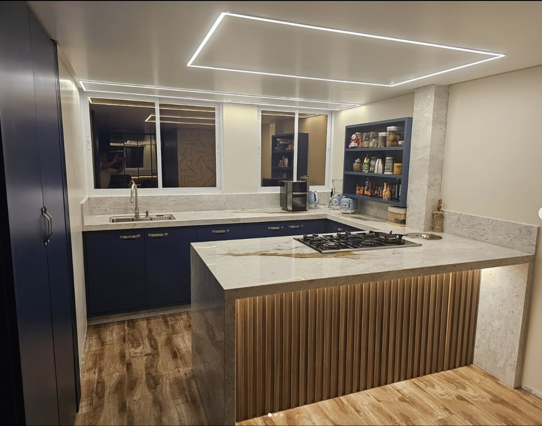 Cozinha planejada em mármore com ilha - projeto Cia do Mármore